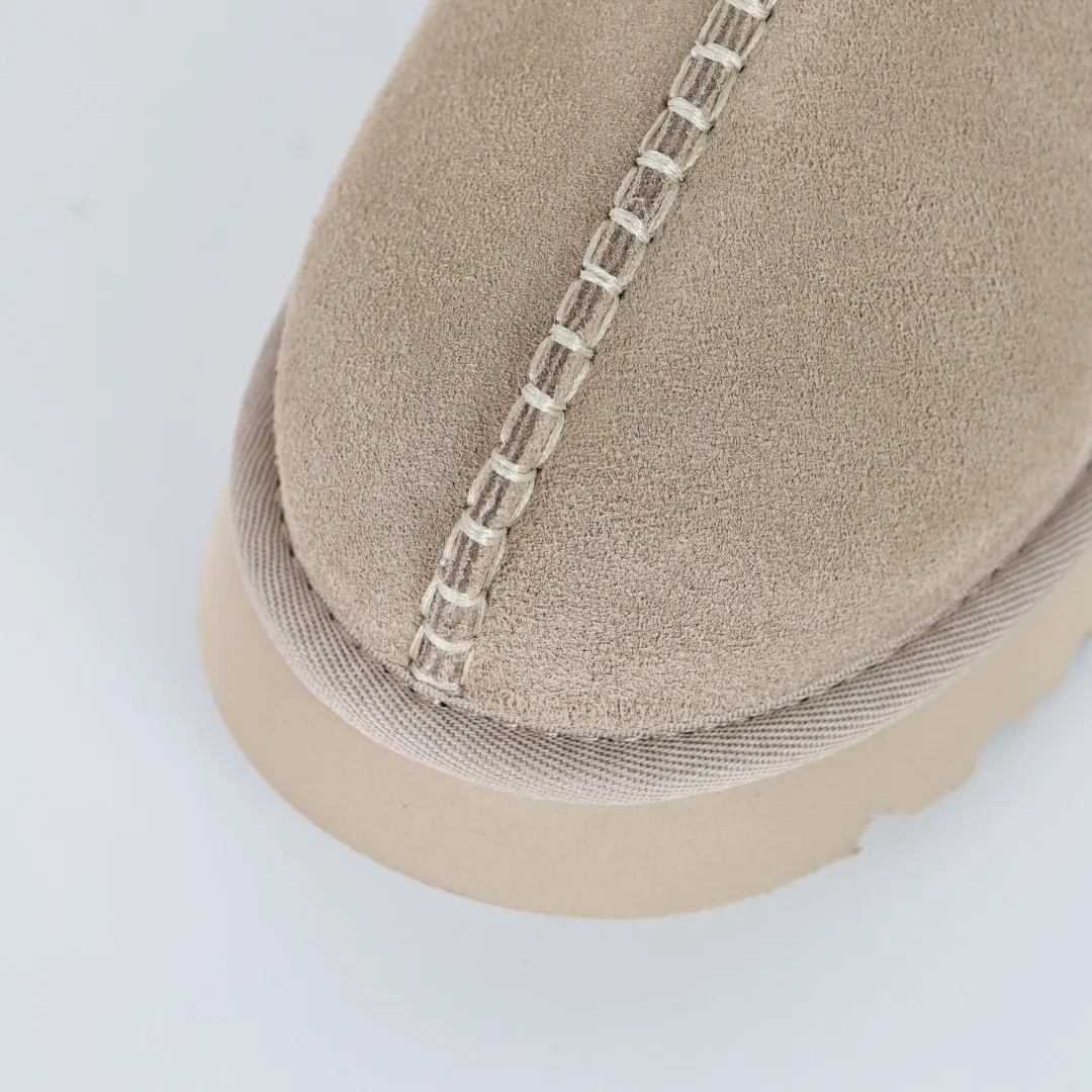 Pick up locally 💰560 Core recommended good price It is a very suitable choice for home use. In recent years, uug has launched a series of styles, which are partially geared towards the preferences of young consumers and have also moved to the forefront of fashion trends. Shoe body material: water-repellent coated suede upper, 17 mm UGGPURE™ implantable wool insole, lightweight non-slip and comfortable rubber outsole, with brand LOGO and trademark, with full packaging Size: 35 36 37 38 39 40